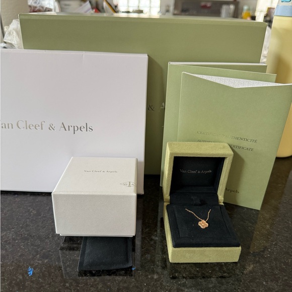 Van Cleef & Arpels Sweet Alhambra Pendant Necklace - Picture 2 of 6